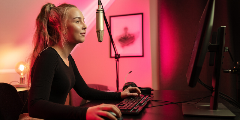 ragazza che lavora al computer nel suo studio per costruire il suo personal brand